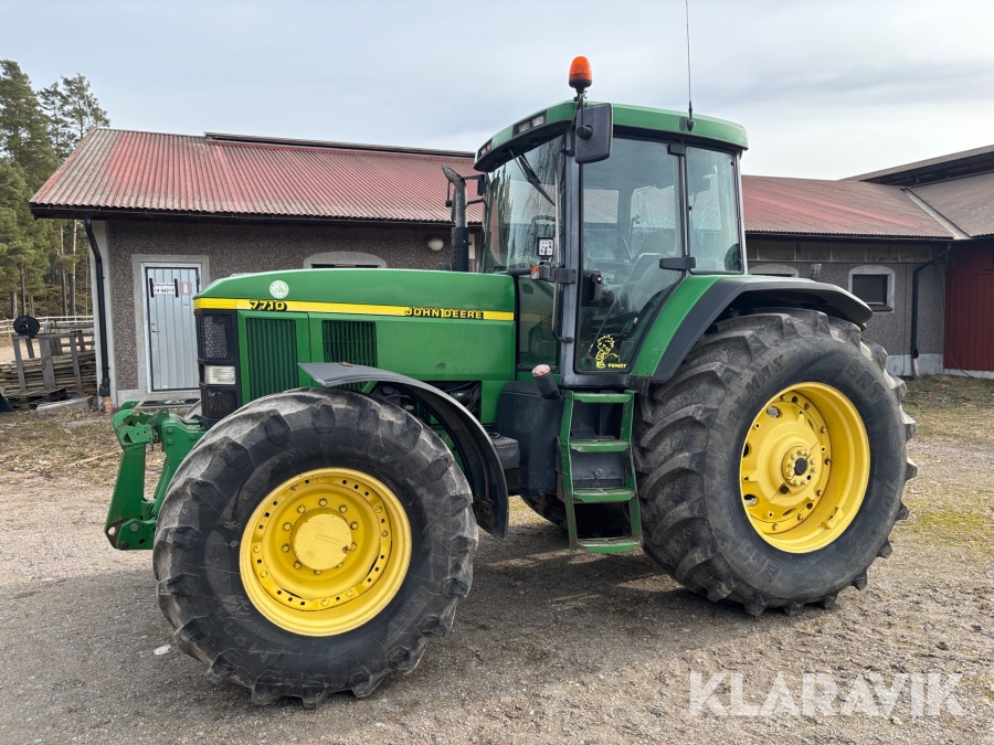 Traktor John Deere 7710 med frontlyft