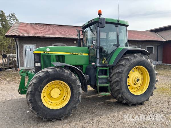 Traktor John Deere 7710 med frontlyft