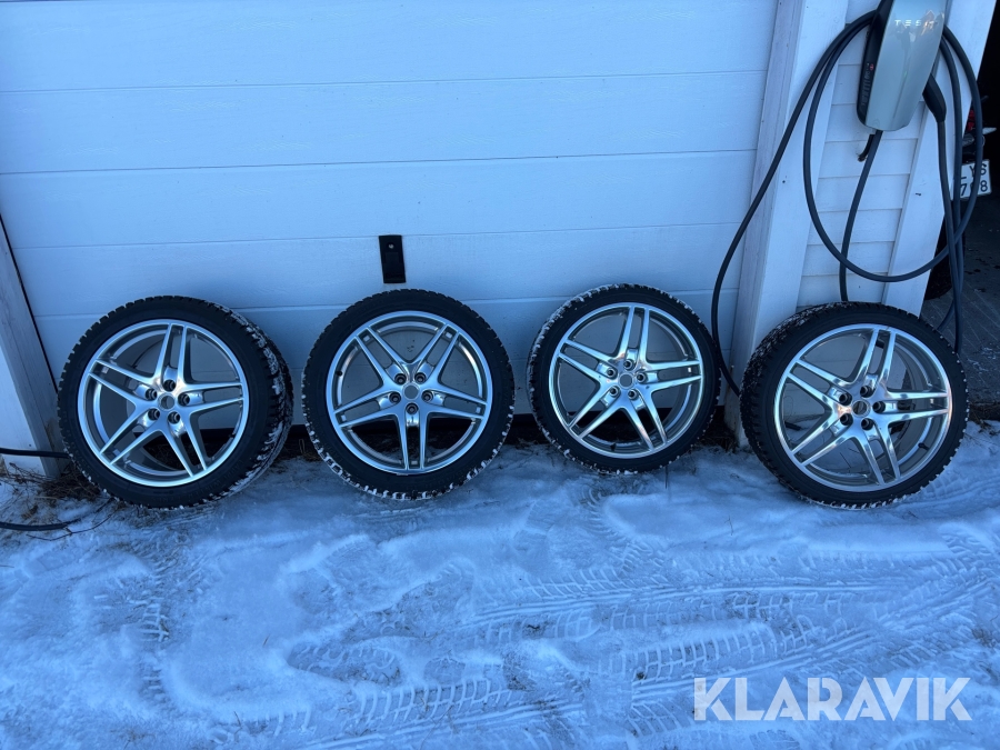 Ferrari original vinterdäck på fälg