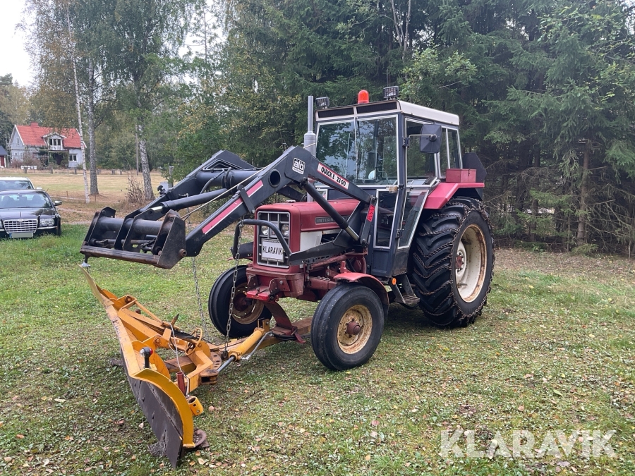 Traktor IH International 674 med lastare