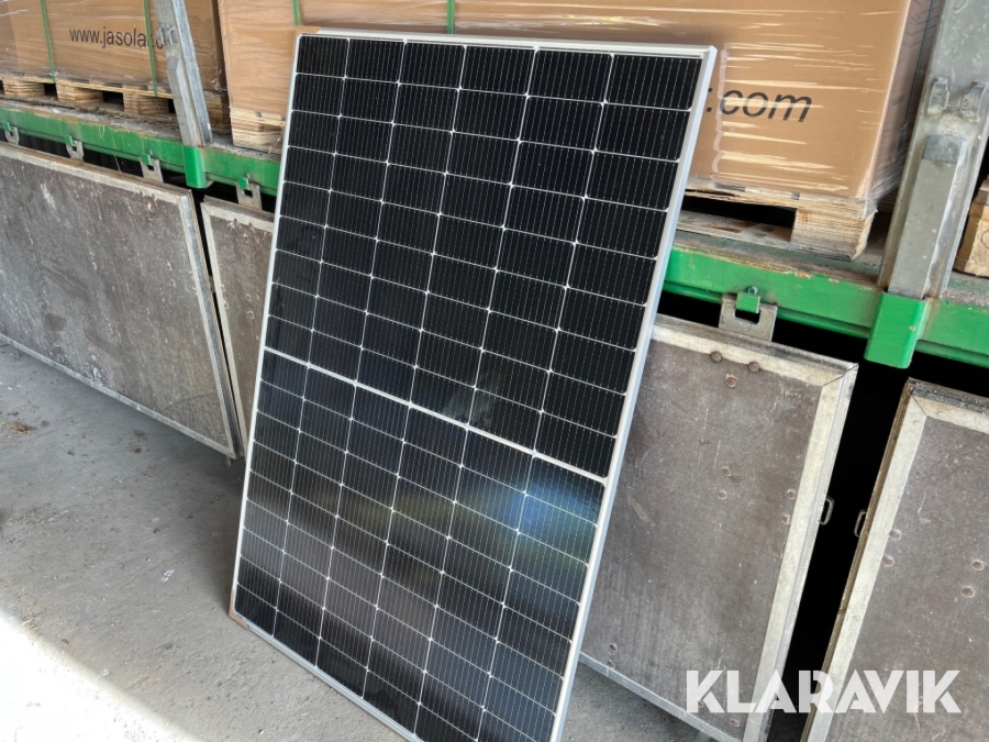 Komplett anläggning med solpaneler JA Solar för markmontering 122 paneler och 1 växelriktare