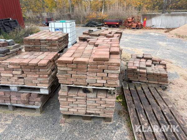 Parti med tegelstenar 8 pallar