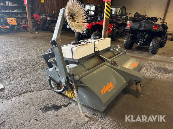 Sopmaskin Fjärås med sidoborste uppsamlare och vattentank