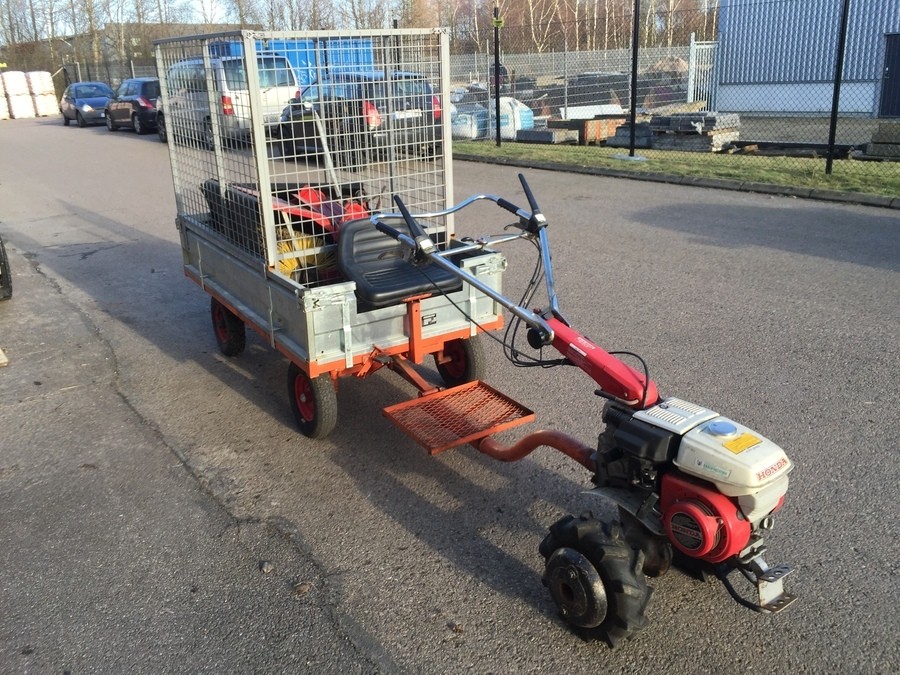Tvåhjulstraktor med vagn och tillbehör.