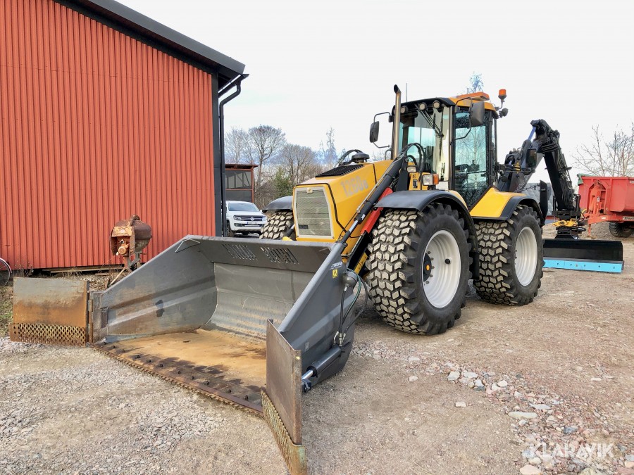 Traktorgrävare Huddig 1260B med många redskap
