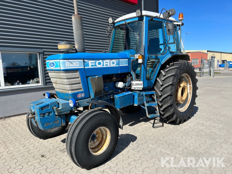 Traktor Ford 8210
