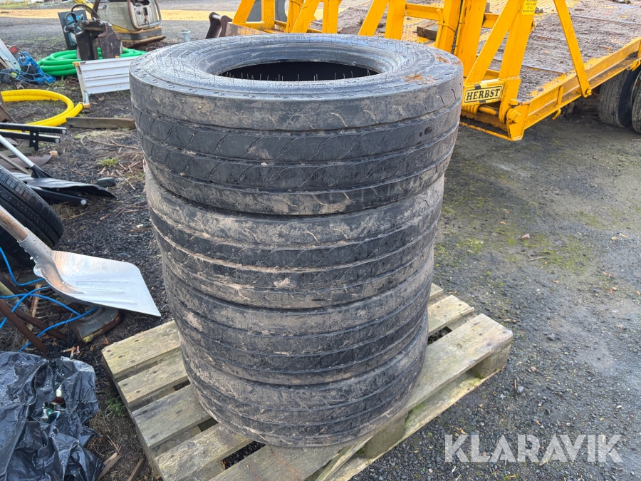 Däck Pirelli 235/75 R17.5