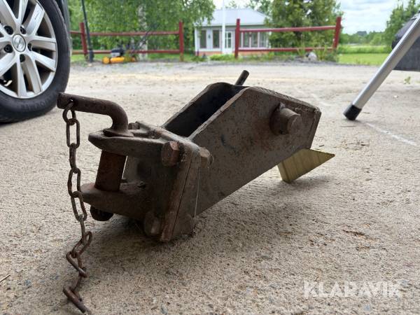 Dragkrok till traktorgrävare