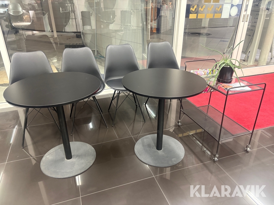 Sittgrupp med bord och stolar