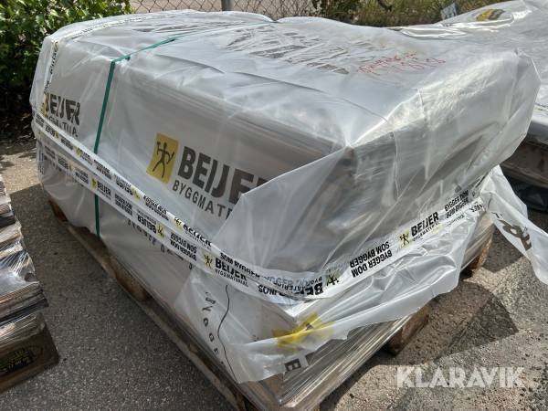 Parti med blandade dimensioner av sågad formplywood
