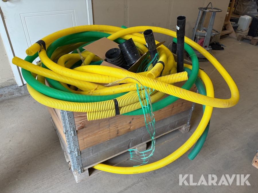 Parti med el och nätverksslang och exponät