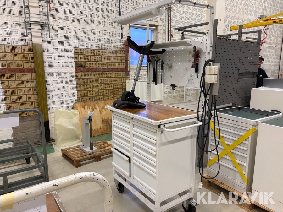 Arbetsbänk med Verktygsförvaring