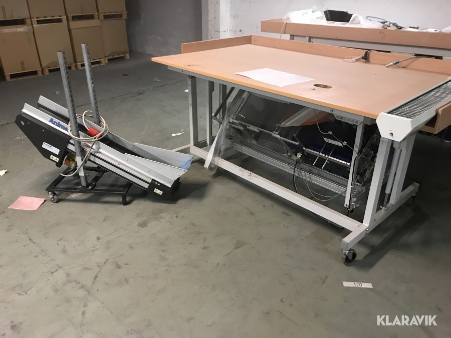 Paketeringsbord med påsförpackning