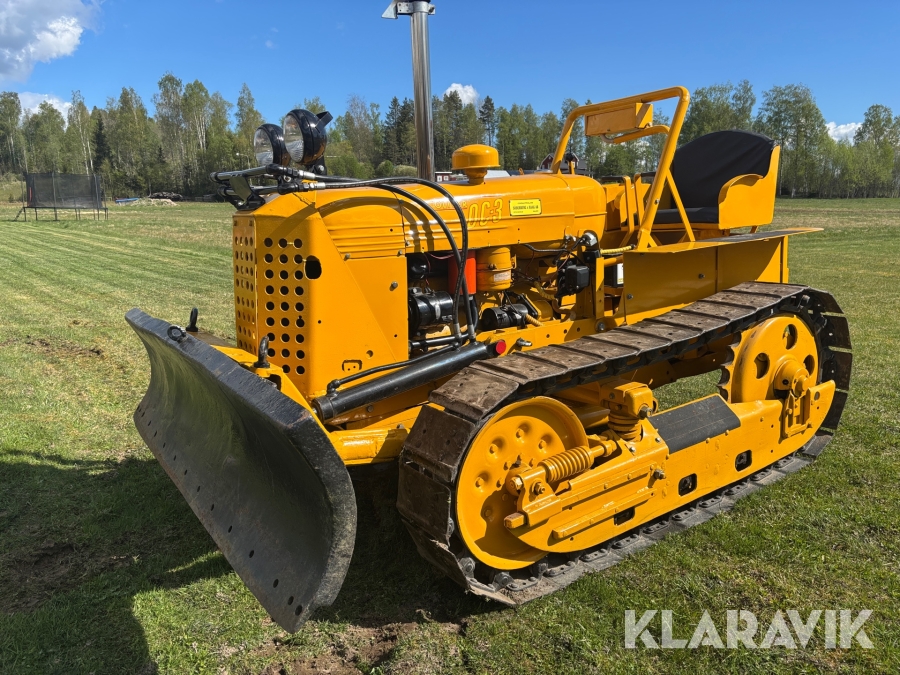 Bandtraktor Oliver OC-3-42 med originalmonterat schaktblad