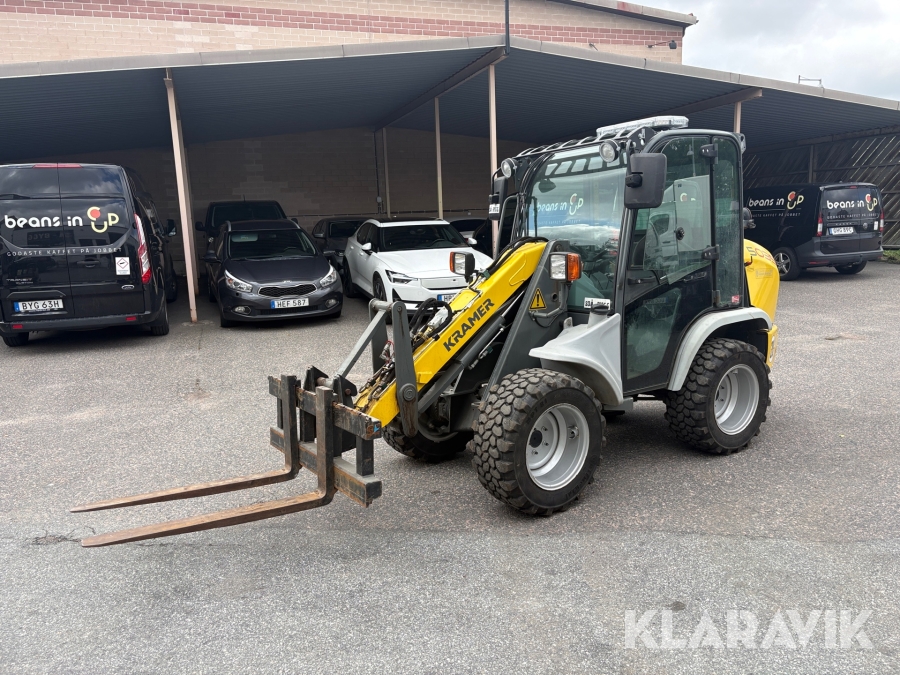 Hjullastare Kramer 5035 med spridare, vikplog, skopa och gafflar