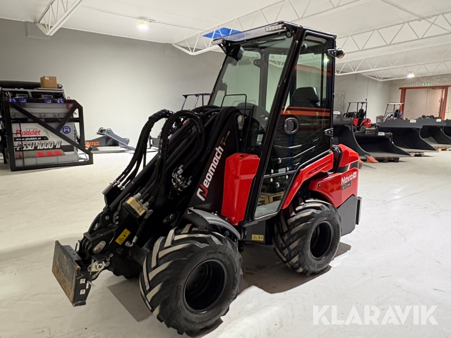 Kompaktlastare Neomach Nova x40 med redskap