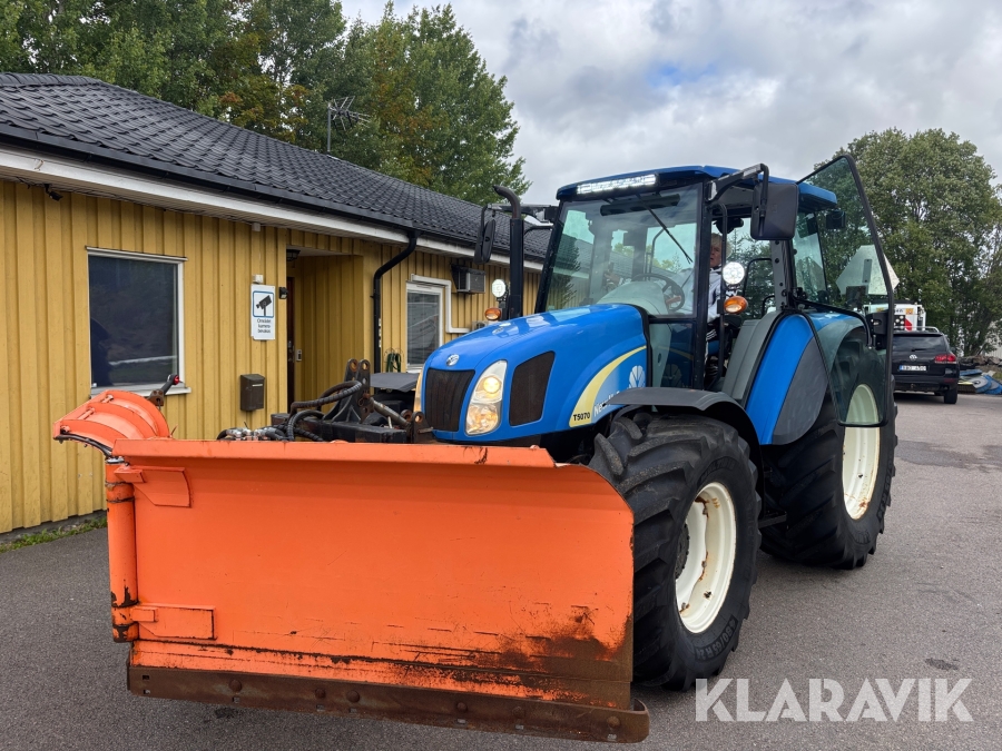 Traktor New Holland T5070 med Frontlyft och Vikplog