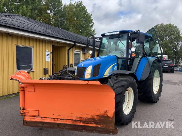 Traktor New Holland T5070 med Frontlyft och Vikplog