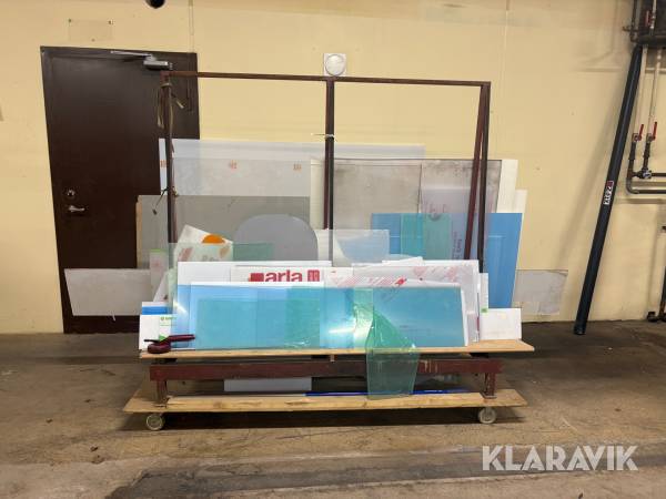 Materialställ med material