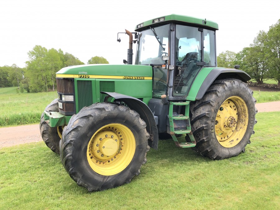 Traktor John Deere 7110