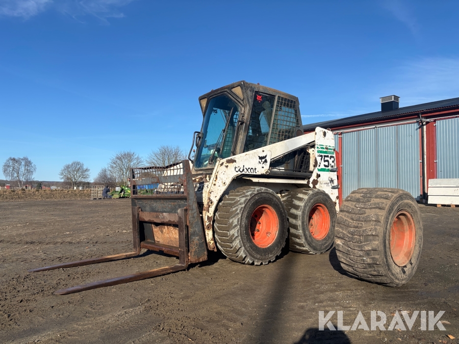 Kompaktlastare Bobcat 753 - Med skopa och gafflar
