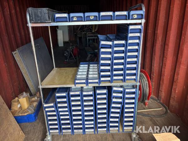 Vagn med sorteringslådor ca 90 st