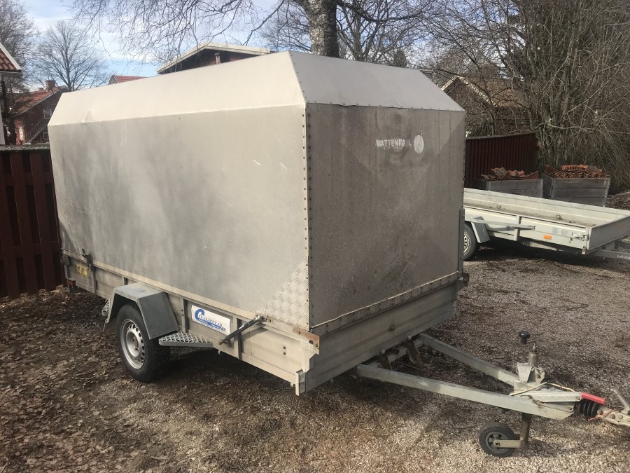 Släpvagn med kåpa & tipp