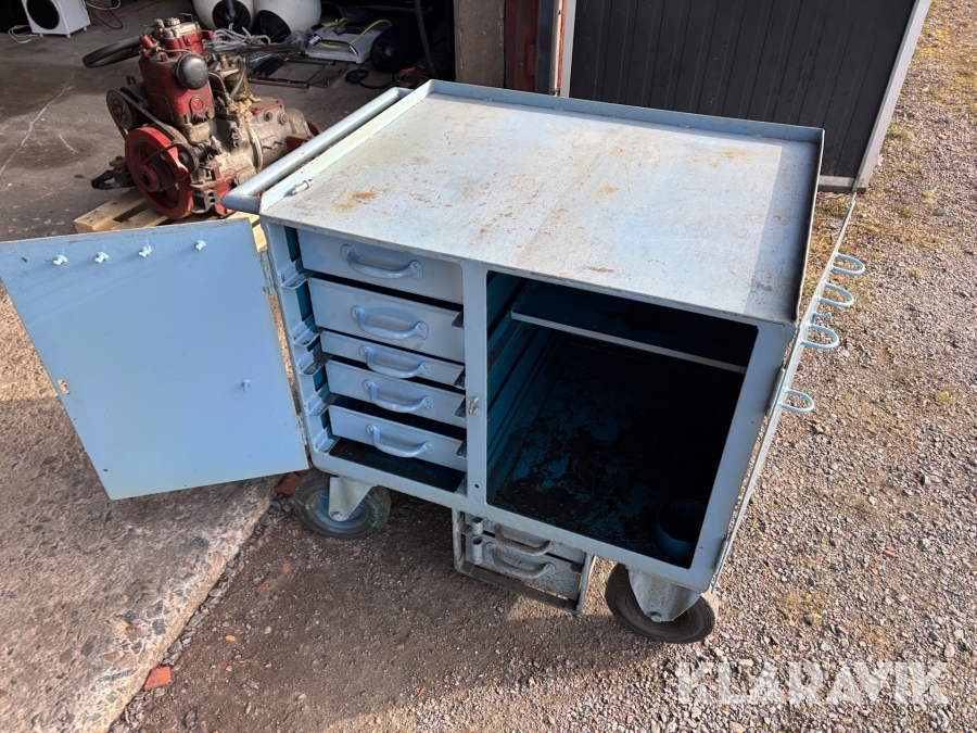 Arbetsskåp på hjul