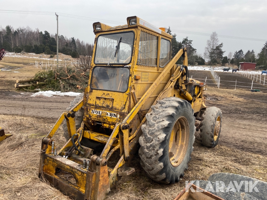 Baklastare Volvo BM LM 641 med grävaggregat och redskap