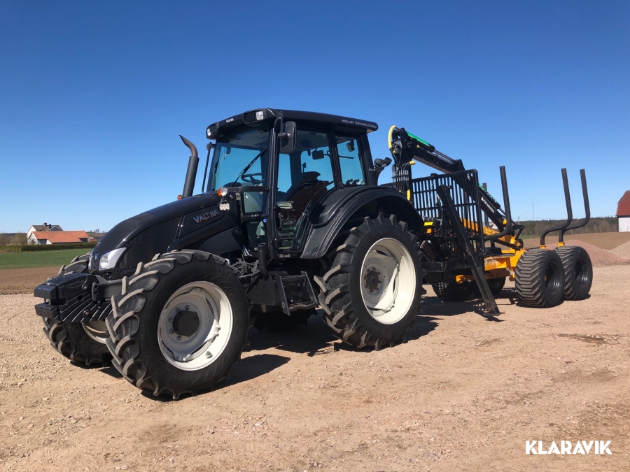 Traktor Valtra N103 skogsutrustad med Twintrack och turbinkoppling