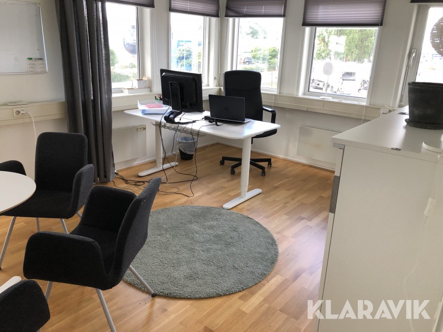 Kontor med dator, hela kontoret 