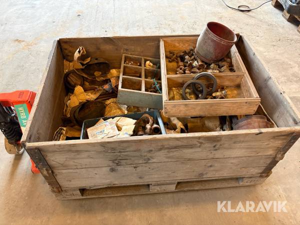 Pall med diverse delar till bergborrmaskin Atlas Copco RH65