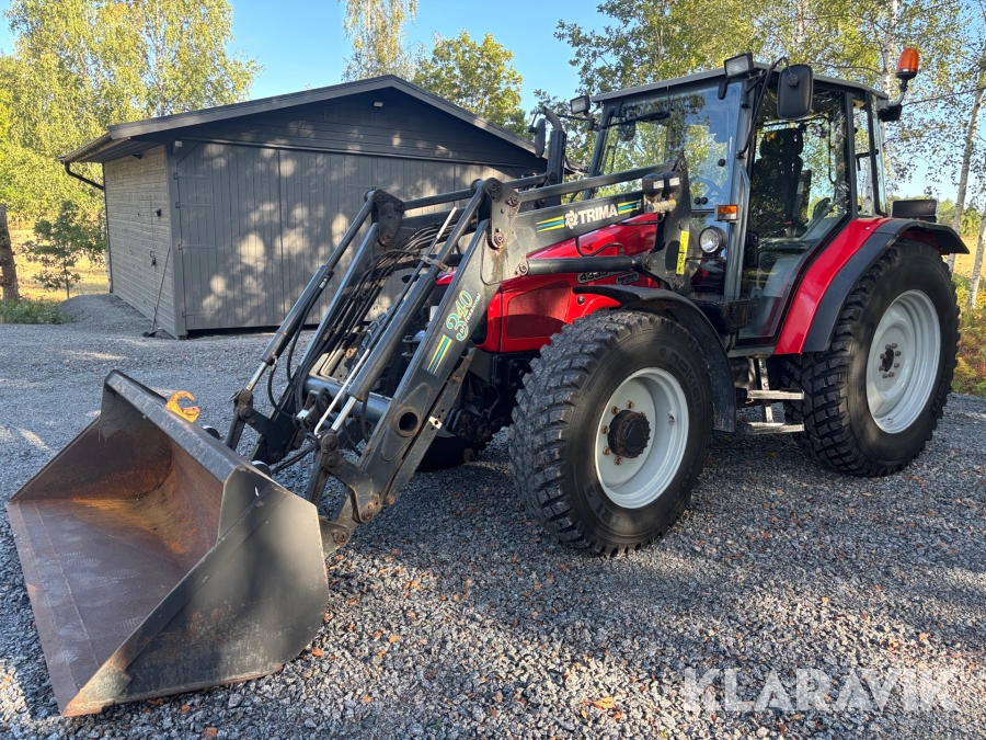 Traktor Massey Ferguson 4335 med lastare och flera redskap