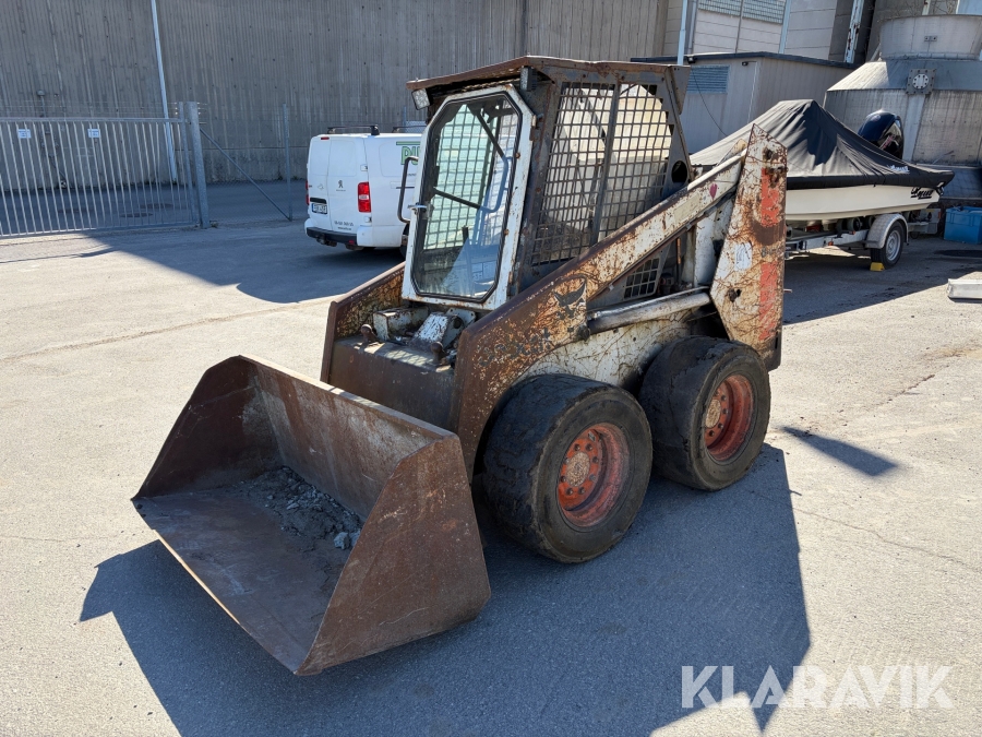 Kompaktlastare Bobcat 843 med redskap