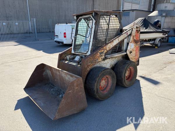 Kompaktlastare Bobcat 843 med redskap