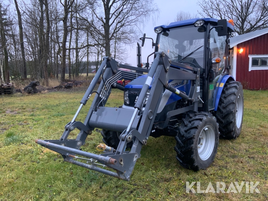 Traktor Lovol M354 med lastare och redskap