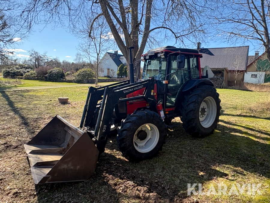 Traktor Valtra Valmet 700 med frontlastare Valmet Valtra 920 och redskap