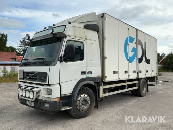 Skåplastbil Volvo FM7 med bakgavellyft