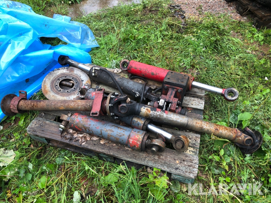 Diverse hydraulcylindrar till skogsmaskin