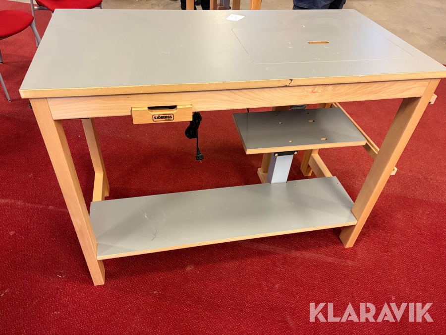 Symaskinsbord med elhiss Sjöbergs