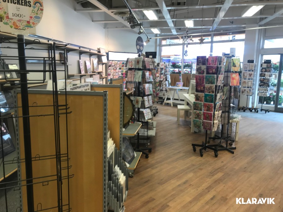 Butikslager från före detta Bild/kort och rambutik Hyllor & kortsnurror med mera 