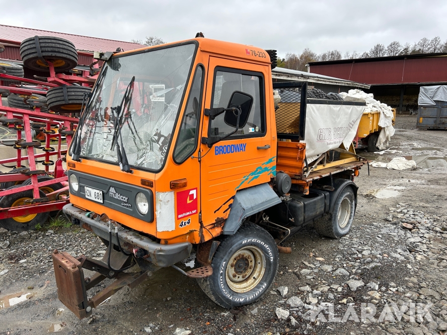 Redskapsbärare Unimog med spridare