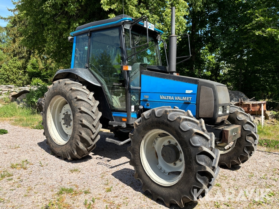 Traktor Valtra Valmet 700 med skogshytt