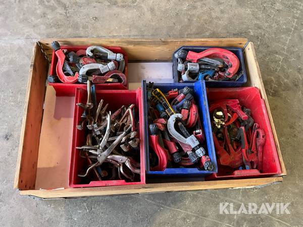 Pall med diverse röravskärare och svetstänger