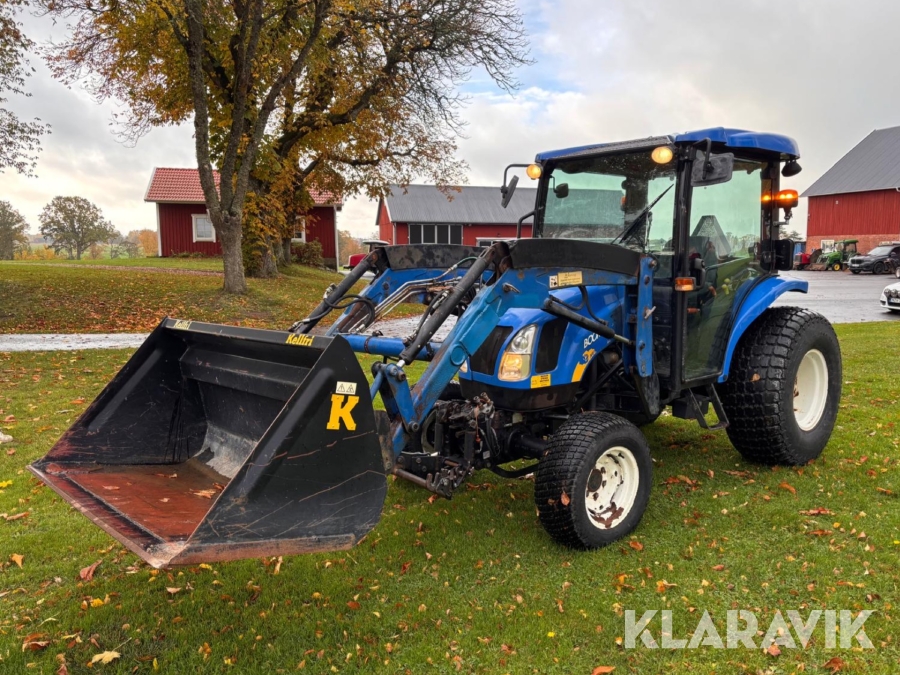 Traktor New Holland Boomer 3045 / skopa/ gafflar/ vikplog