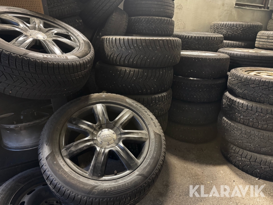 Däck och fälgar, blandade sommar samt vinterdäck
