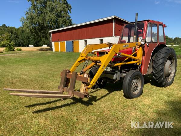 Traktor Massey Ferguson 135 med lastare och flera redskap