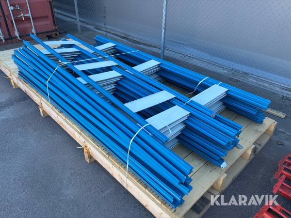 Plåtställage med hyllplan