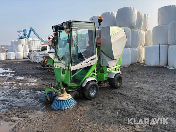 Sugande Sopmaskin Egholm 2100 med vinterredskap.