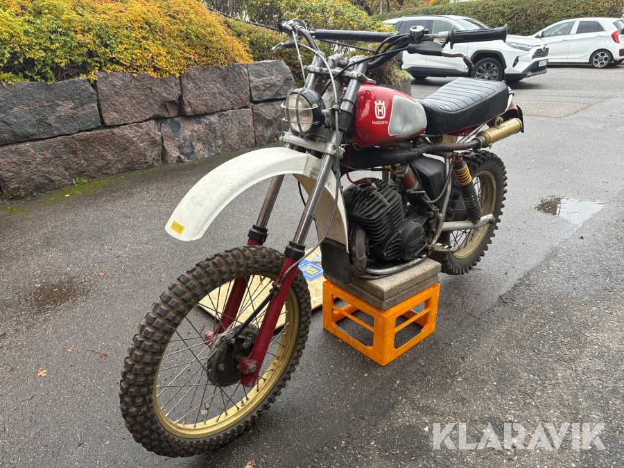 Veteranmotorcykel Husqvarna 250 CR med reservdelar och tillbehör